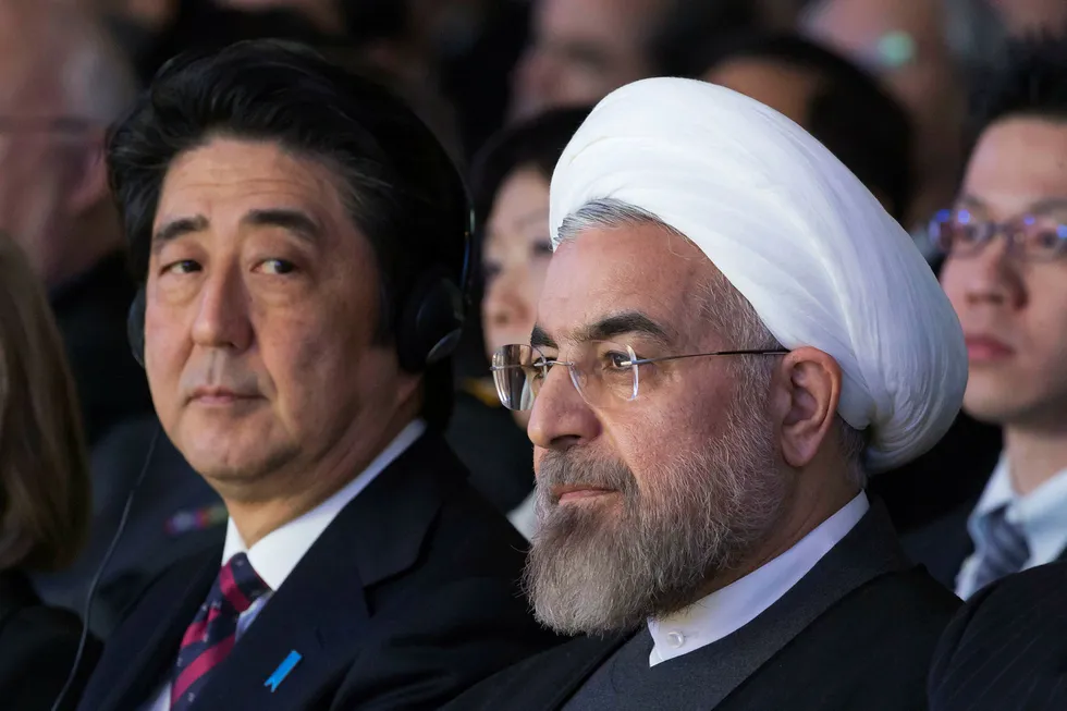Japans statsminister Shinzo Abe (venstre) skal møte president Hassan Rouhani i Iran. Her er de to sammen på World Economic Forum i Davos i 2014.