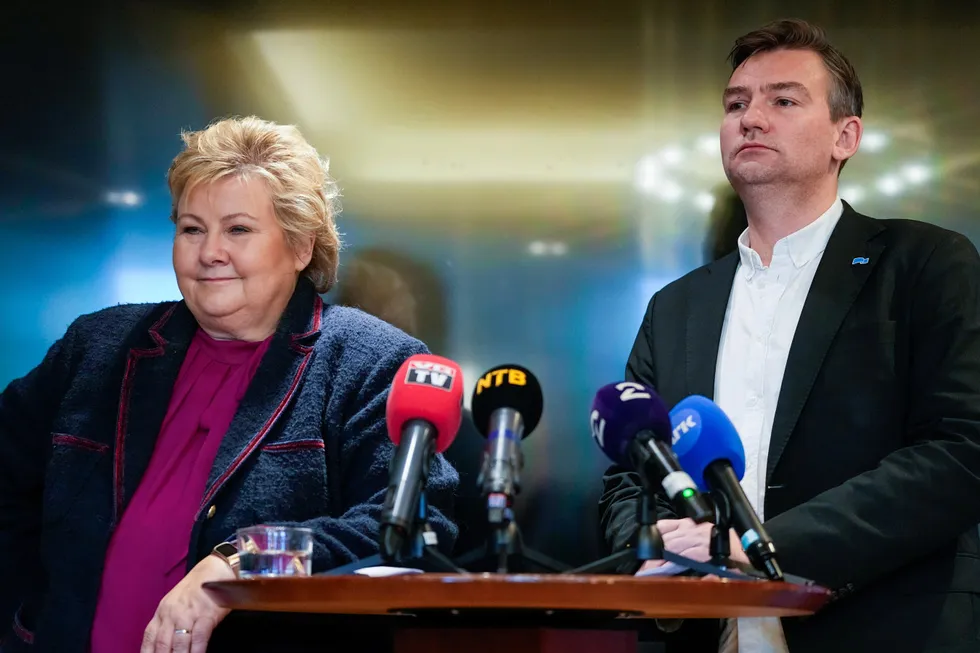 Erna Solberg kunngjør at hun er Høyres statsministerkandidat på mandagens pressekonferanse. Her sammen med første nestleder Henrik Asheim.