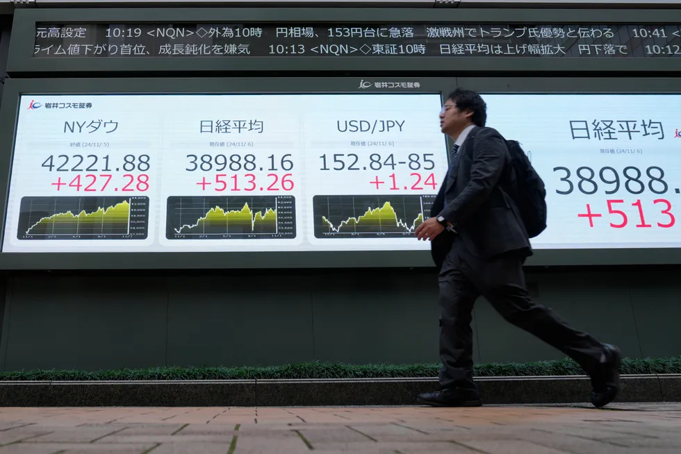 Nikkei-indeksen ved Tokyo-børsen startet med en solid oppgang onsdag formiddag mens investorene ventet på det som lå an til å bli en solid Trump-seier.