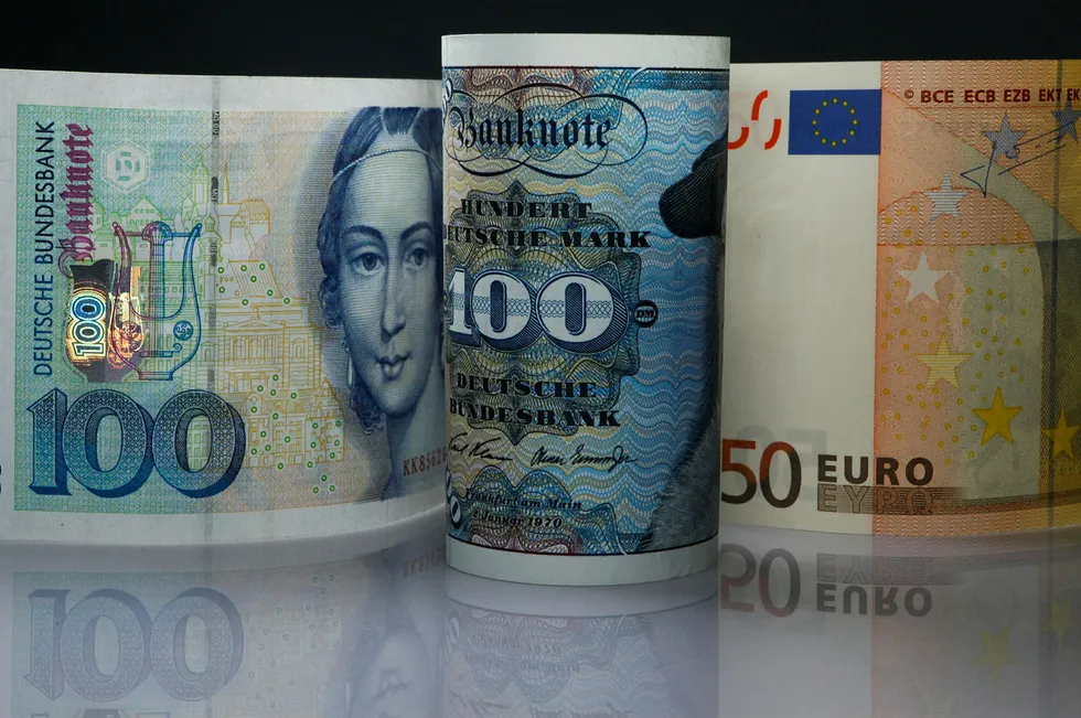 Tyske mark sluttet å være gyldig betalingsmiddel fra 2002, men fortsatt er milliarder i omløp. På dette bildet fra 2011 er to sedler verdt 100 tyske mark (til venstre) avbildet sammen med en euroseddel verdt 50 euro.