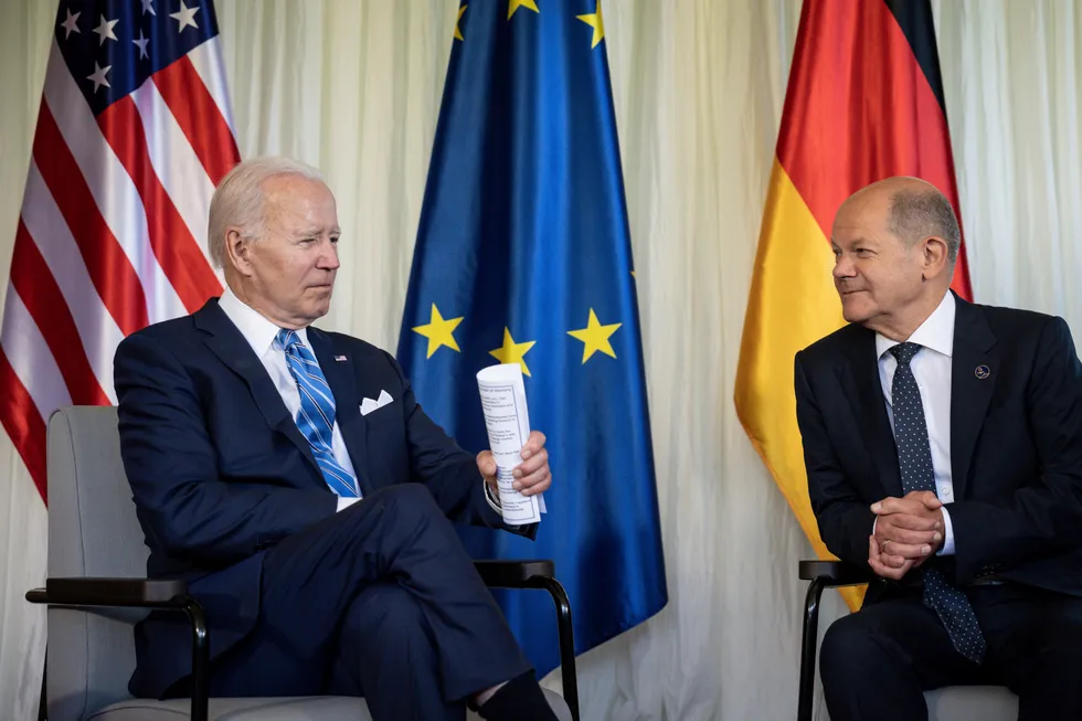 Boikott av russisk gull er den siste i en lang rekke sanksjoner mot Russland etter deres invasjon av Ukraina. Tysklands forbundskansler Olaf Scholz (til høyre) ønsket USAs president Joe Biden velkommen til G7-møtet i helgen.
