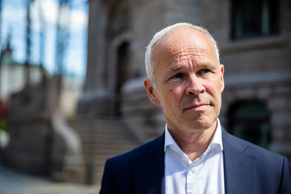 Finansminister Jan Tore Sanner (H) har fått overlevert IMFs anbefalinger.