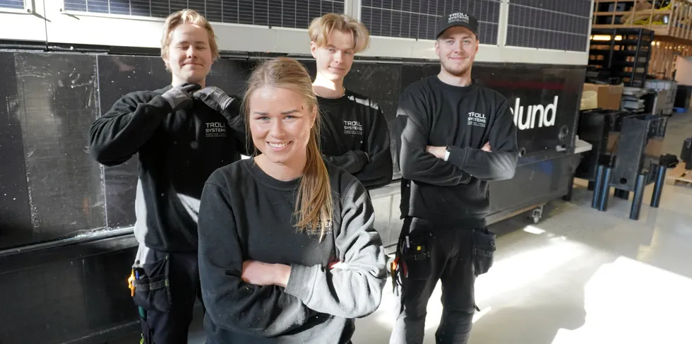 Denne gjengen i Bodø har bygget flåten som skal bidra til en renere Oslo-fjord. Teknologien kommer fra oppdrettsnæringa. Fagarbeiderne er Lone Kuhmunen, Sander Larsen (t.v.), Adam Limstrand og Markus Meisler Rist.