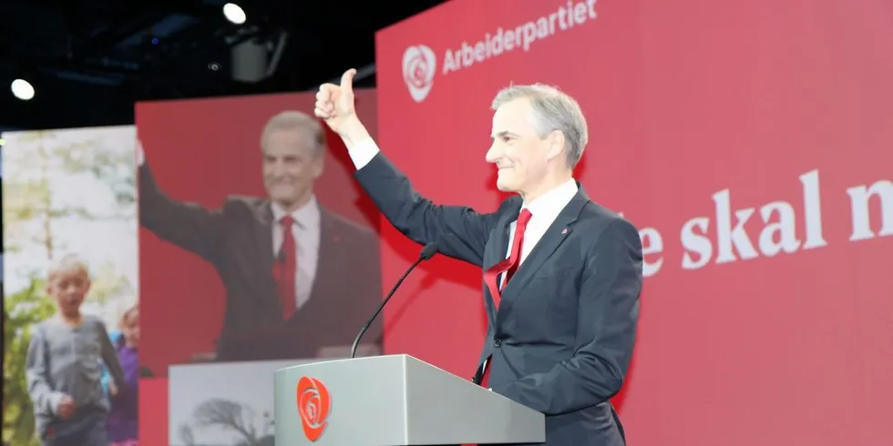 Ap-leder Jonas Gahr Støre mottar hyllest på landsmøtet. Foto: Jørn Mikael Hagen.