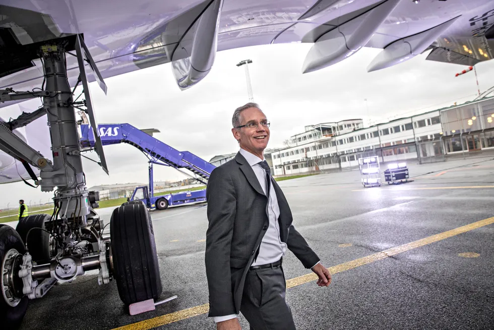 Rickard Gustafson gir seg som SAS-sjef mens selskapet står i dyp krise. Danmark og Sverige har reddet SAS, og Gustafson tror korona ble en redning for konkurrenten Norwegian. Her fra Kastrup-flyplassen i København i 2019.