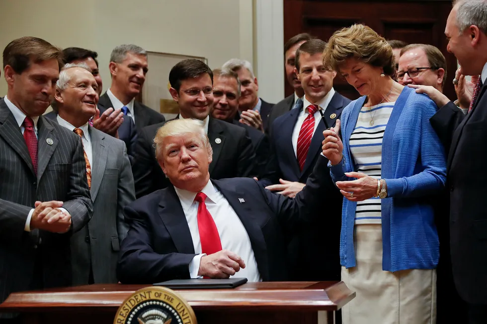USAs president Donald Trump overrekker pennen han brukte til å signere fredagens presidentordre, til den republikanske Alaska-senatoren Lisa Murkowski i Det hvite hus. Foto: Pablo Martinez Monsivais / AP / NTB Scanpix