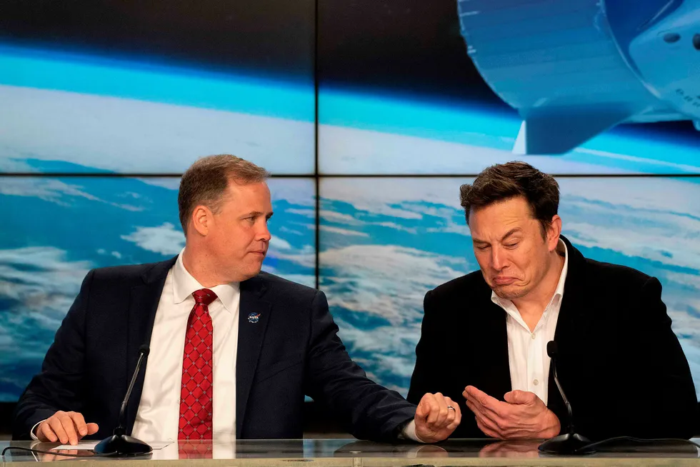 NASA-toppsjef Jim Bridenstine (t.v.) og Tesla-gründer og SpaceX-sjef Elon Musk på en pressekonferanse etter oppskytingen av en ubemannet Crew Dragon i mars.
