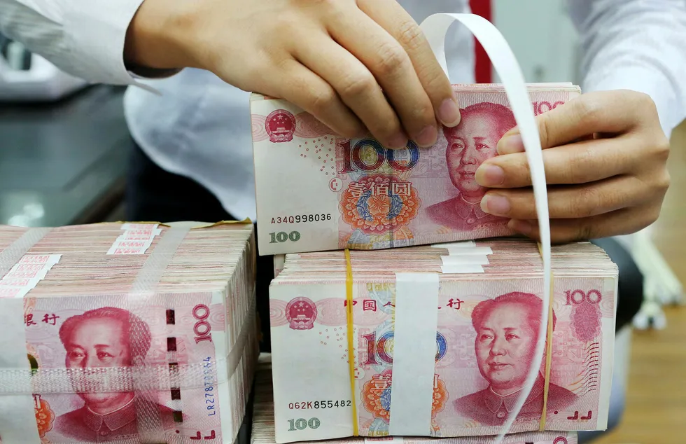 Kina avviser valutamanipulasjon. Her pakking av 100 yuan-sedler. Foto: AFP/NTB Scanpix