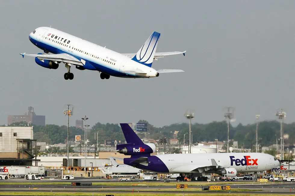 A United Airbus A320 passenger plane takes off at Newark Liberty International airport Saturday, Aug. 11, 2012, in Newark, N.J. Airline pilots who fly certain Airbus jets that first came into service more than two decades ago have reported over 50 episodes of multiple electrical failures in the cockpit. (AP Photo/Mel Evans) --- Foto: Mel Evans/AP/NTB Scanpix