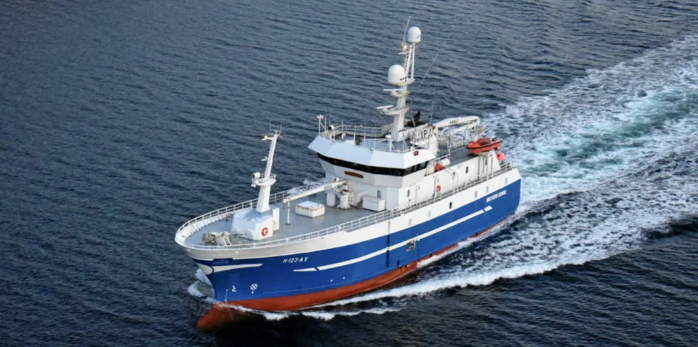 Linebåten «Kambur» var opprinnelig en norsk båt som har både hatt navnene «Geir» og «Østerfjord» (som vist på bildet).