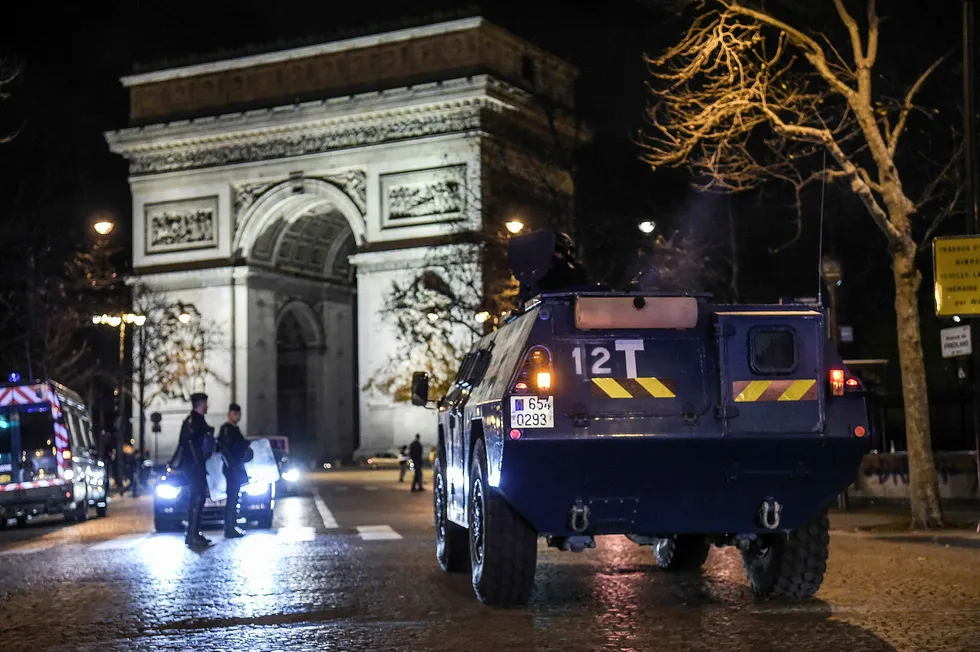 Lørdag morgen gjorde politistyrker seg klare for nye, varslede protester i Paris.