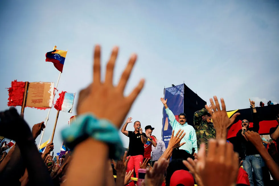 Venezuelas president Nicolás Maduros slagord for valget er «Sammen er alt mulig». Problemet er at han styrer et stadig mer splittet land, på vei mot stupet, der folk flykter i hundretusener. Foto: Carlos Garcia Rawlins/Reuters/NTB Scanpix
