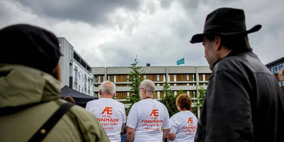 PROTEST: De som er valgt av folket, må også lytte til det samme folk og justere kursen i henhold til tydelige signaler fra grasrota, skriver innsenderne. 20.-21. juni nektet fylkestinget i Alta å utnevne delegater til fellesnemnda som skal forberede sammenslåingen. Foto: Javad Parsa, DN