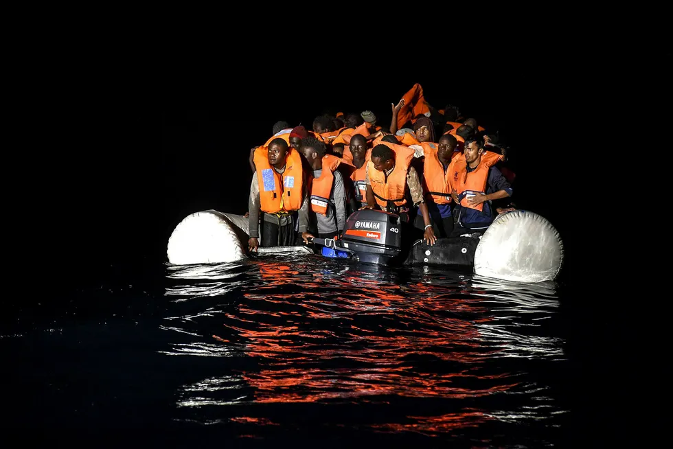 EU skal ha en streng, men snill asylpolitikk. Grensene skal voktes, men på en måte som muliggjør fortsatt båtmigrasjon, skriver artikkelforfatteren. Her flyktninger under en redningsaksjon i Middelhavet den 5. november 2017 utenfor Libyas kyst. Foto: Andreas Solaro/AFP/NTB Scanpix