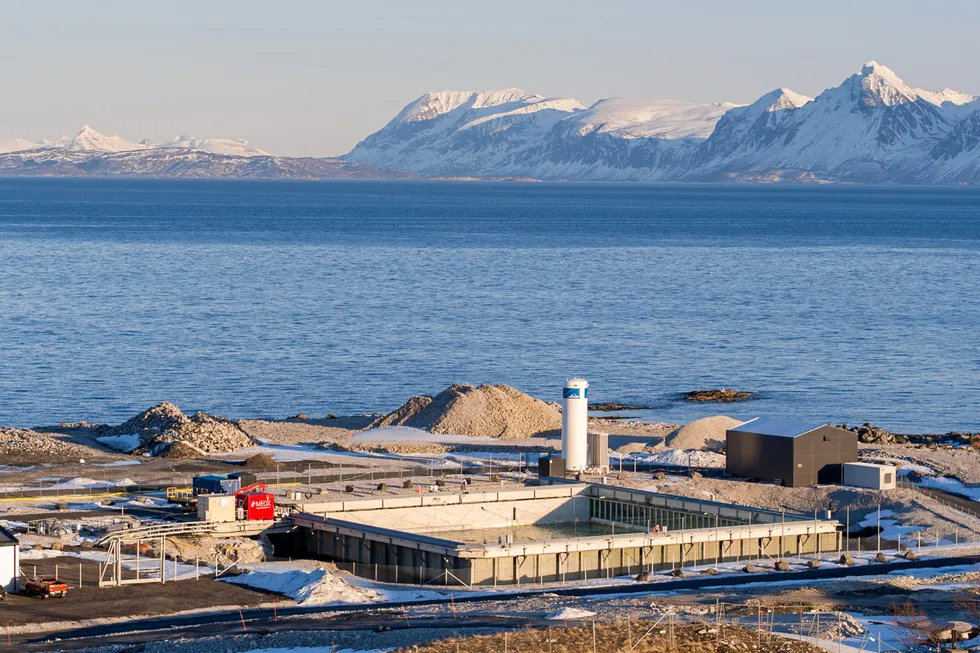 Andfjord Salmons første basseng på lokaliteten Kvalnes på Andøya i Nordland. Anlegget kombinerer det beste fra landbasert- og sjøbasert lakseoppdrett, mener toppsjef Martin Rasmussen.