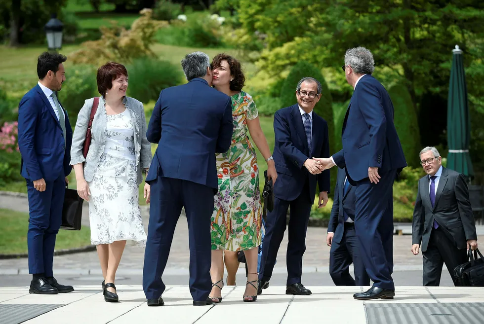 Finansministrene i Eurogruppen er fornøyd med at krisen for Hellas er over og løsningen de ble enige om da de møttes på slottet Senningen i Luxembourg. Foto: John Thys/AFP photo/NTB Scanpix