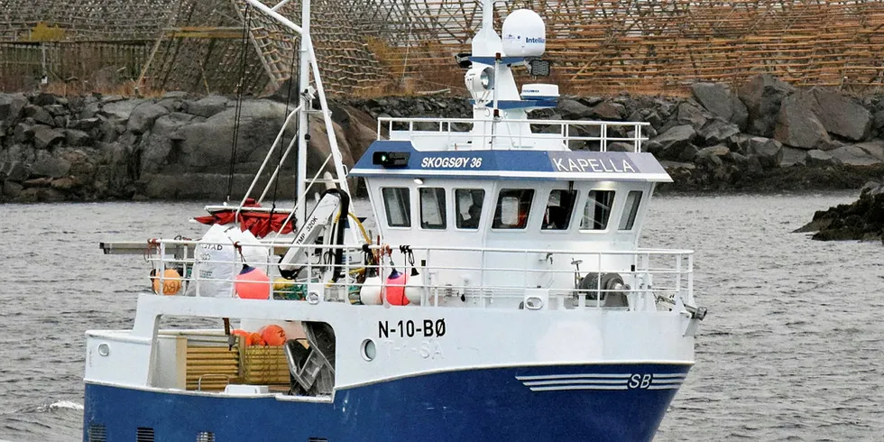 PÅ FISKE: «Havbas» på vei ut av havna i Svolvær nylig, fortsatt med det gamle navnet på styrehusfronten.