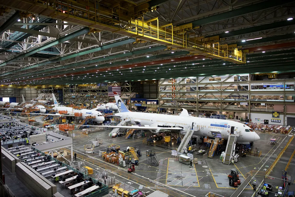 For øyeblikket er ti av Norwegians langdistansefly, Boeing 787 Dreamliner, tatt ut av trafikk. Bildet viser mens ett av flyene monteres på fabrikken i Everett utenfor Seattle i USA i 2017. Hittil har flyselskapet fått levert 37 av dem.
