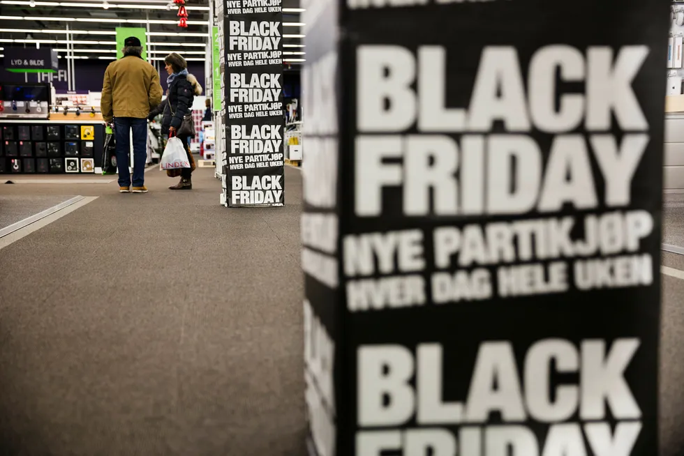Flere av kundene som handler på «black friday» har ikke en plan for hva de skal handle, men siden de er redd for å gå glipp av gode tilbud, drar de kanskje betalingskortene mindre kritisk enn vanlig. Foto: Per Thrana