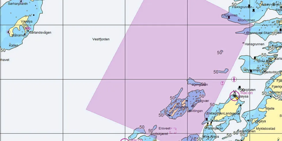 Torsdag i 09-tiden ble en mann funnet omkommet i Vestfjorden. En motorseiler av typen Viksund 31 Goldfish ble meldt savnet onsdag med en mann om bord.