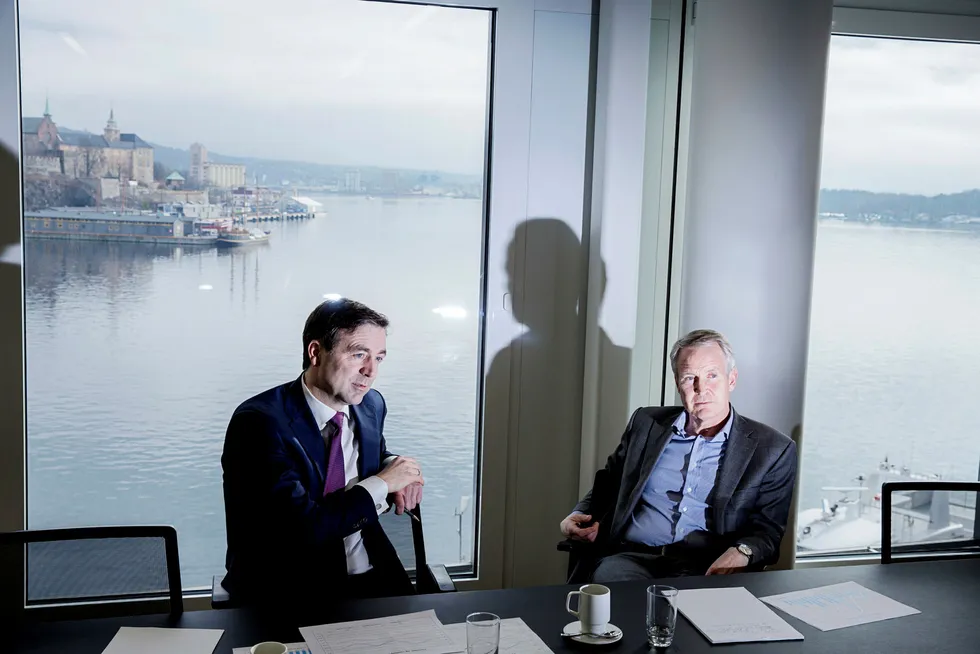 Wiersholm-toppene Harald Hellebust (til venstre) og Erik Thyness ser stadig flere utenlandske bedrifter klappe til kai for å kjøpe norske foretak. Foto: Fredrik Bjerknes