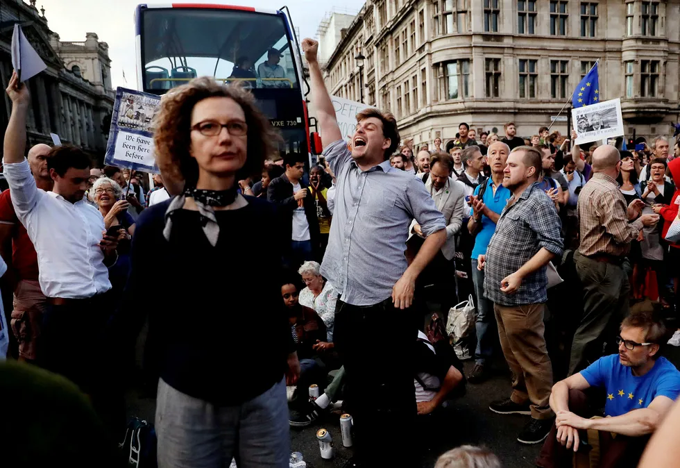 Anti-brexit-tilhengere har demonstrert utenfor statsministerboligen i Downing Street 10 i London denne uken, etter at Boris Johnson ba dronningen om å suspendere parlamentet forut for brexit.