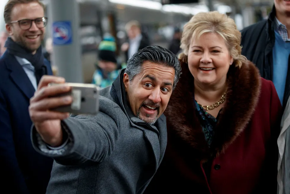 Abid Raja (V) tar en selfie med statsminister Erna Solberg på Oslo S. Raja er regjeringens ubestridte selfie-konge.