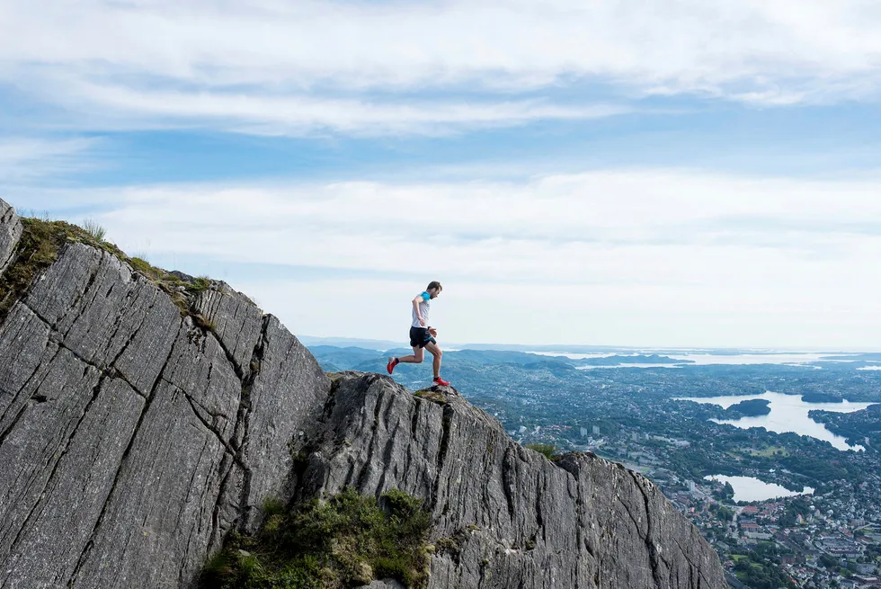 I fjellene som omgir Bergen har Stian Angermund-Vik jobbet med utforløpingen for å kunne henge med i eliten i skyrunning, eller fjelløping på norsk. Foto: Skjalg Bøhmer Vold