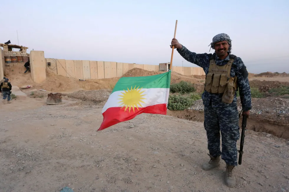 En irakisk soldat fjerner det kurdiske flagget fra oljebyen Kirkuk. Foto: STRINGER/Reuters/NTB Scanpix
