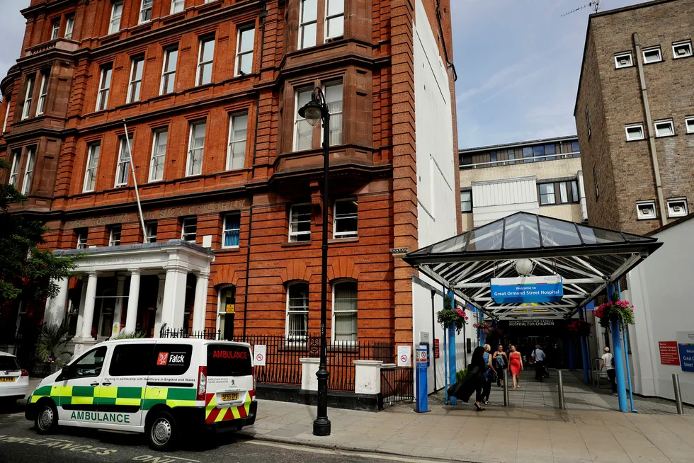 Barnesykehuset Great Ormond Street Hospital i London vil betale tilbake alle donasjonene det har fått fra organisasjonen bak veldedighetsmiddagen der flere kvinner skal ha blitt seksuelt trakassert. Foto: Matt Dunham/AP/NTB scanpix