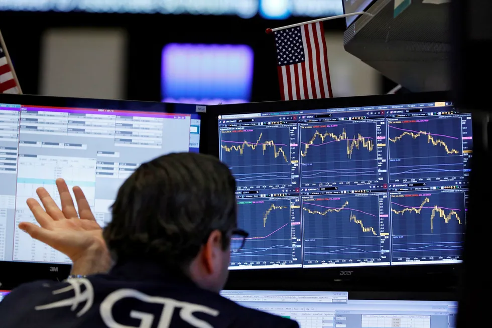 Nøkkelindeksene på Wall Street falt bratt fredag etter at koronafrykten virkelig begynner å ta tak i markedene.