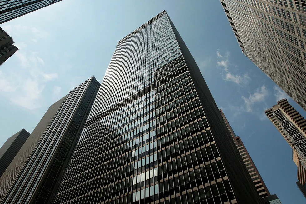 Denne bygningen på Manhattan i New York tilhører den sveitsiske storbanken UBS, som er blant bankene som ifølge Bloomberg News er stevnet i forbindelse med etterforskningen av mulig triksing med midlertidige rentepapirer. Foto: CHRIS HONDROS / AFP / NTB Scanpix
