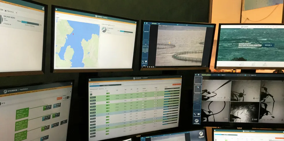 Steinsvik AS, som nå er en del av ScaleAQ, leverer blant annet datasystemer for fôring og overvåkning til havbruksnæringen. Bildet viser kontrollrom hos Steinsvik.