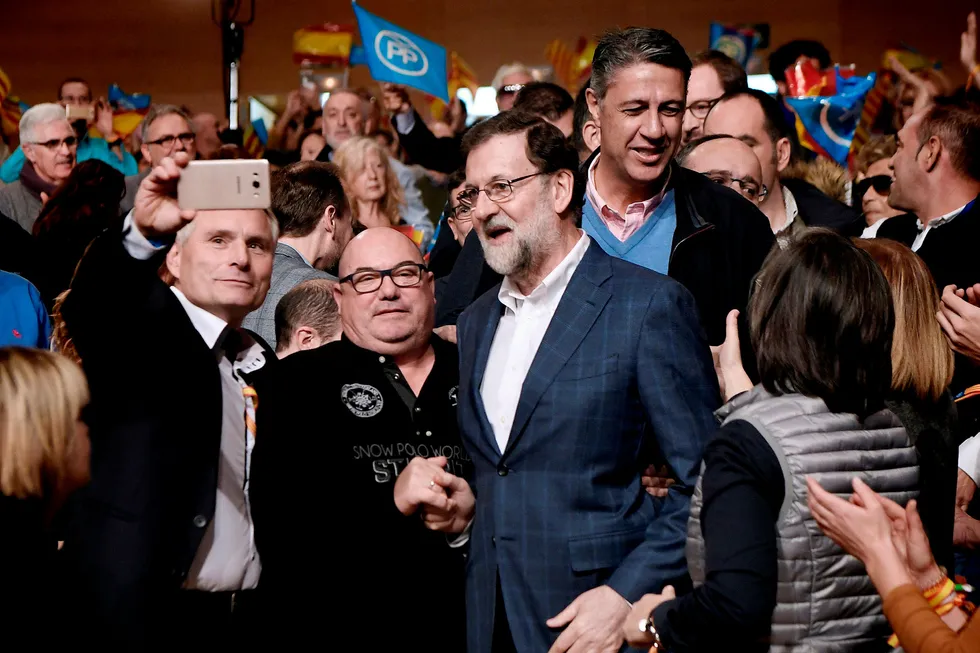 Lederen for det katalanske Folkepartiet (Partido Popular), Xavier Garcia Albiol (bak), ankommer et valgkamparrangement sammen med Spanias statsminister Mariano Rajoy (foran i midten). Torsdag avholdes regionalvalg i Catalonia. Foto: Lluis Gene/AFP/NTB Scanpix
