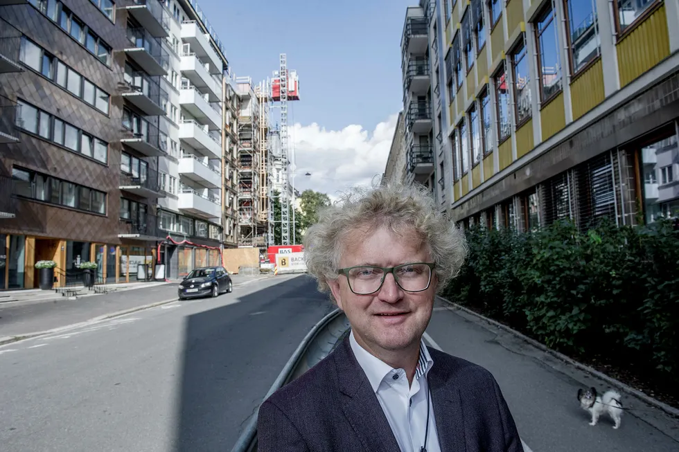 Jan Andreassen, sjeføkonom i Eika-gruppen frykter tall for boligbygging og folkevekst er svært dårlige nyheter. - Det er fare for et krakk-scenario, og prisene kan falle 20 prosent fra toppen, sier han. Foto: Gorm K. Gaare