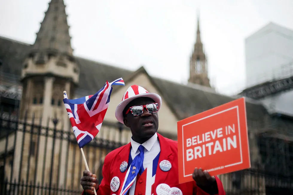 Brexit-tilhengeren Joseph Afrane demonstrerer utenfor Parlamentet onsdag. Han er langt fra alene, 46 prosent av britene tror at en brexit uten avtale vil ende bra.