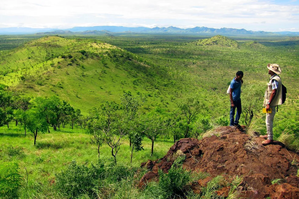 Akobo-området i Etiopia er preget av ulendt terreng. Avbildet er to lokalt ansatte som speider utover konsesjonsområdet sørvest i landet.