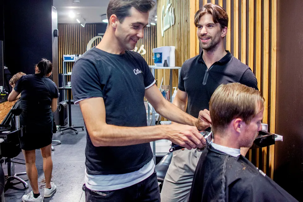 Cutters-modellen er tuftet på effektivitet, og tilbyr kundene en streit hårklipp til en billig penge. Her er frisør Igor Fehirov, kunde Andreas Osnes og gründer Kristian Solheim ved en salong i Bogstadveien.