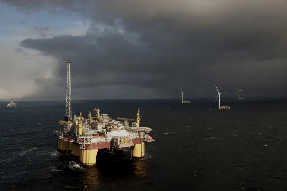 Elektrifisering av norsk sokkel krever 4,5 gigawatt, som tilsvarer 300 til 350 flytende vindturbiner. Det har norsk leverandørindustri kapasitet til å bygge på tre til fem år, skriver Simen Lieungh og Per Lund i Odfjell Oceanwind. Illustrasjon.