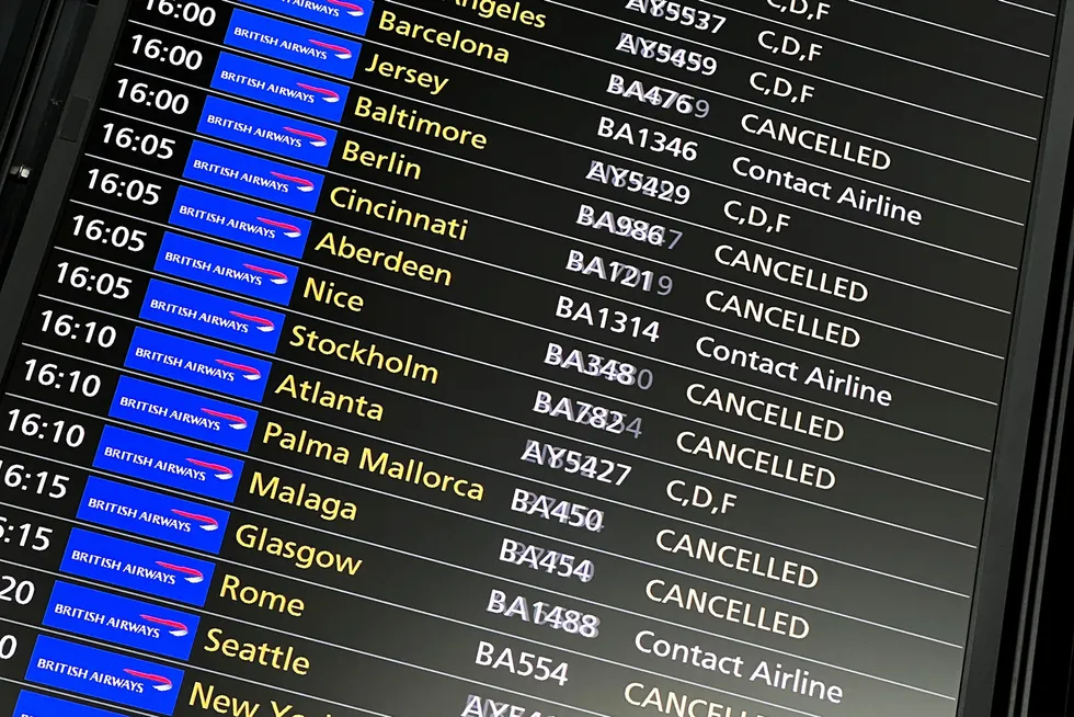 En rekke flyvninger til og fra London er mandag kansellert som følge av problemer i britisk lufttrafikk.