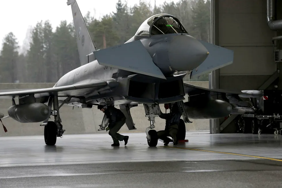 Mye Nato-materiell virker rett og slett ikke. For eksempel er bare en tredjedel av Tysklands 123 Eurofighter Typhoon kampfly klare for bruk. Her blir et tysk fly inspisert av teknikere på en base i Estland. Foto: Ints Kalnins/Reuters/NTB Scanpix