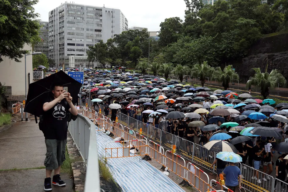 Hongkong er vant med kraftig regn og tropiske sykloner. 1,7 millioner mennesker trosset regn på søndag og tok til gatene for å demonstrere mot hva de mener er for mye kinesisk innflytelse i den delvis selvstyrte byen.