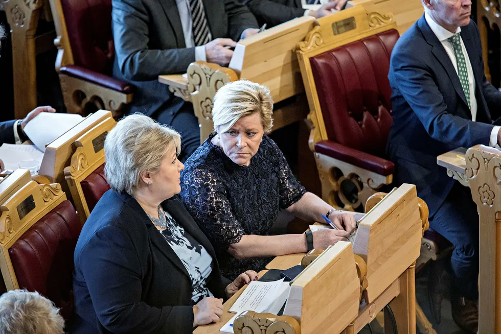 I dag har vi en regjering der begge de to store partiene, her representert ved Høyre-leder Erna Solberg (til venstre) og Frp-leder Siv Jensen, i prinsippet ønsker hele fylkeskommunen dit pepperen gror.