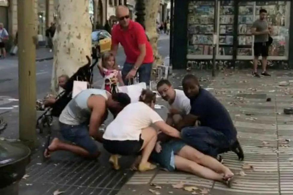 Barcelonas innbyggere og besøkende turister opplevde dramatiske minutter etter angrepet i paradegaten La Rambla i Barcelona. Foto: SOCIAL MEDIA/Reuters/NTB scanpix