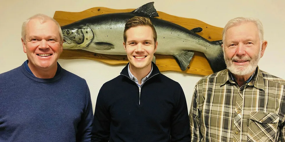 Erlend Vassbotten (i midten) blir tredje generasjon i leiinga av Steinvik Fiskefarm. Han tar over etter sin far, Alex Vassbotten (t.v.), medan Inge vassbotten held fram som styreleiar i selskapet.