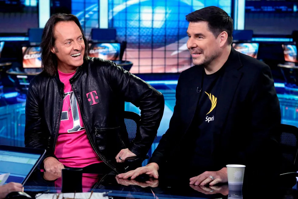 T-Mobiles konsernsjef John Legere (til venstre) er en av USAs mest fargerike og suksessrike konsernsjefer. Han har begravet stridsøksen med konkurrenten Sprint og toppsjef Marcelo Claure. Nå kan de to få ansvaret med å redde restene av WeWork.