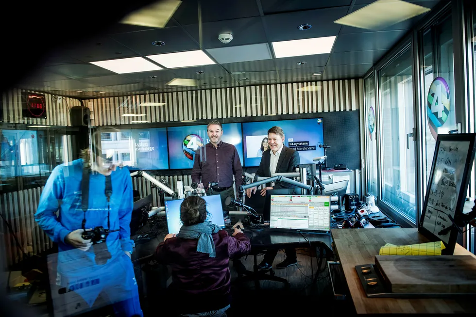 P4s digitalsjef Rune Hafskjær (bak til venstre) i P4s radiostudio i Oslo, sammen med radiosjef Kenneth Andresen. I løpet av 2019 åpner de børs for kjøp og salg av reklame på nettradio og podkaster i Norge.