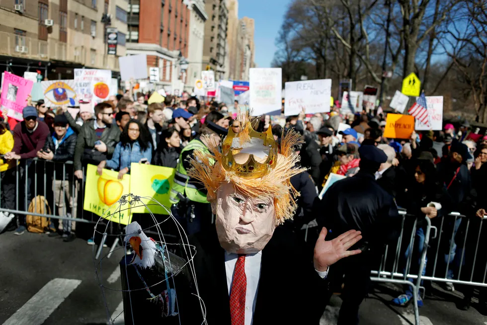 Det var demonstrasjoner mot Donald Trump i en rekke byer i USA mandag på den nasjonale fridagen «Presidetns day». Foto: Seth Wenig/AP Photo/NTB scanpix