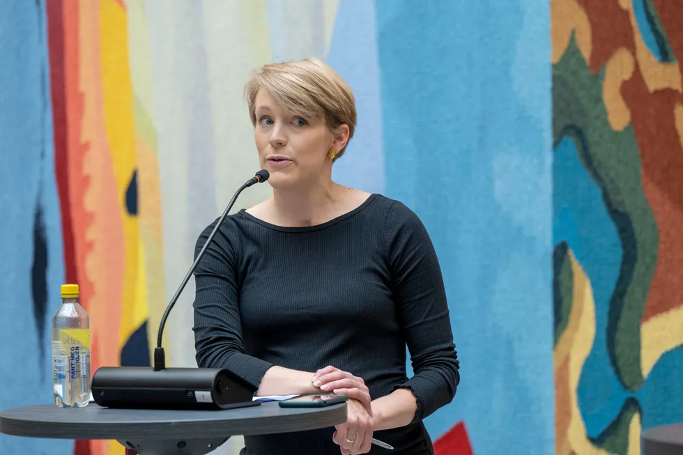 SVs finanspolitiske talsperson Kari-Elisabeth Kaski kritiserer bankene for å gå etter ofrene i saker om kjærlighetssvindel.