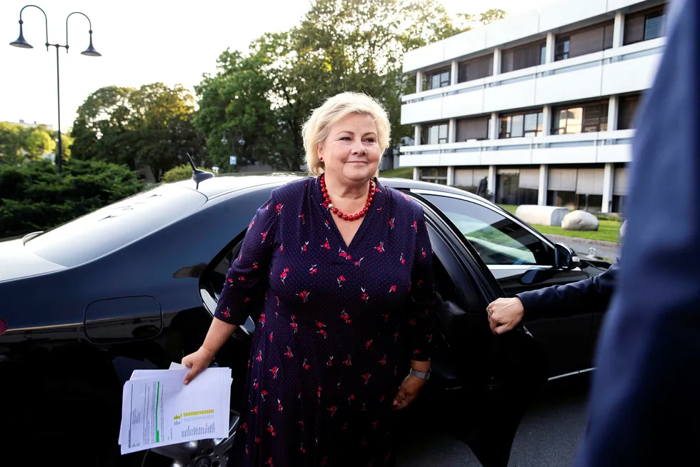 Statsminister Erna Solberg og resten av regjeringen bruker ofte de karakteristiske sorte statsrådsbilene. i biltjenesten. Her ankommer hun NRK-bygget på Marienlyst.